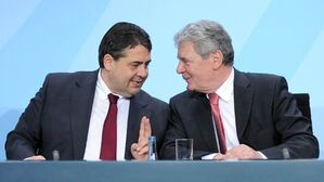 Sigmar Gabriel (links) und Joachim Gauck im Gespraech